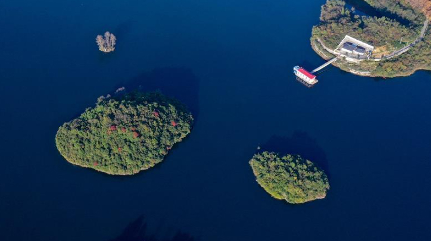 初冬阿哈湖景如画