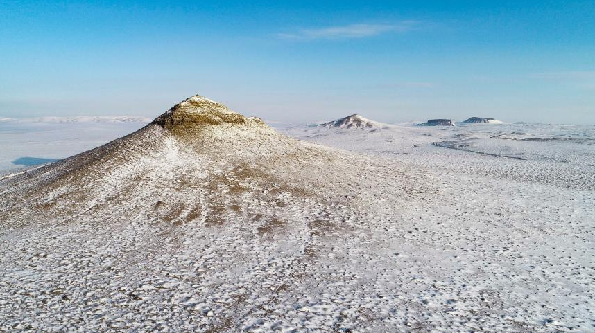 察哈尔火山群雪景如画