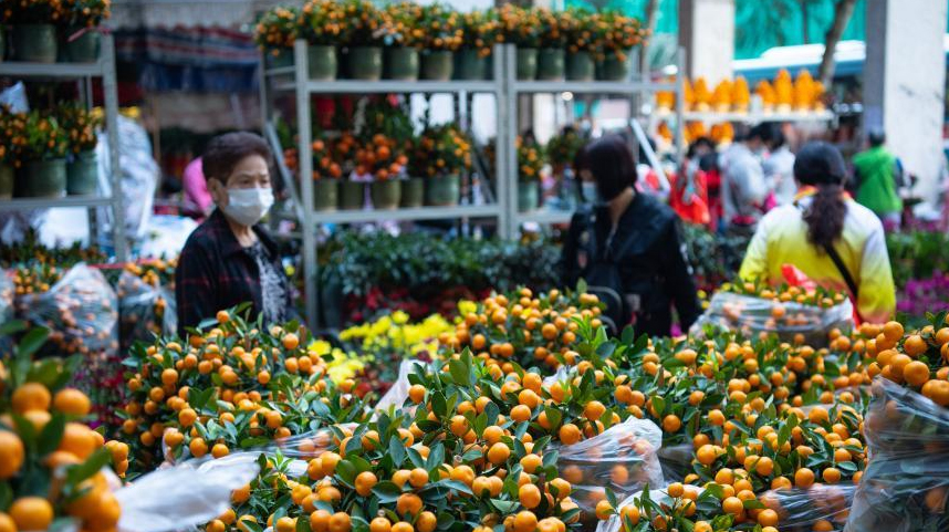 澳门市民办年货过“牛年”