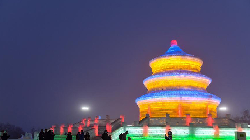 长春：游冰雪天地 过快乐新年