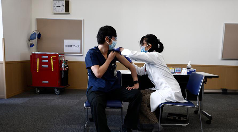 日本启动新冠疫苗接种