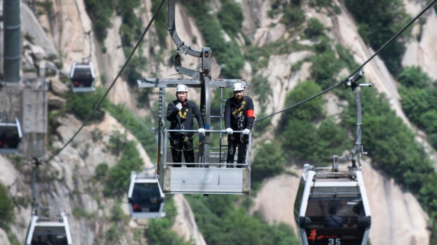 华山西峰索道：让游客安全畅游西岳