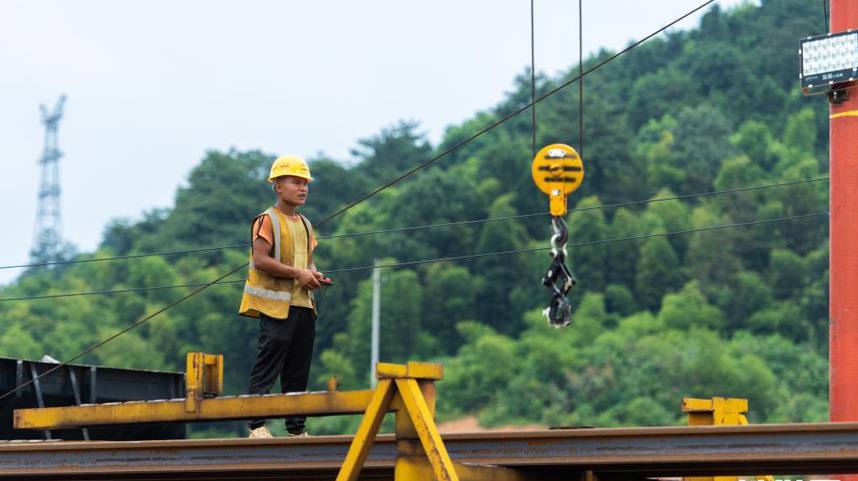 常益长铁路500米长轨进场