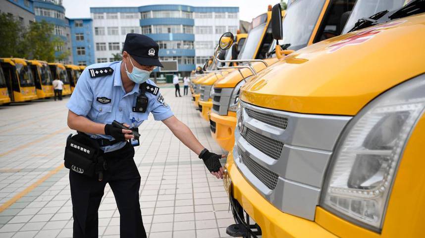 交警送检上门 校车“体检”迎开学