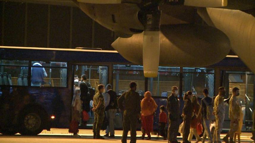 24名阿富汗难民乘机抵达葡萄牙