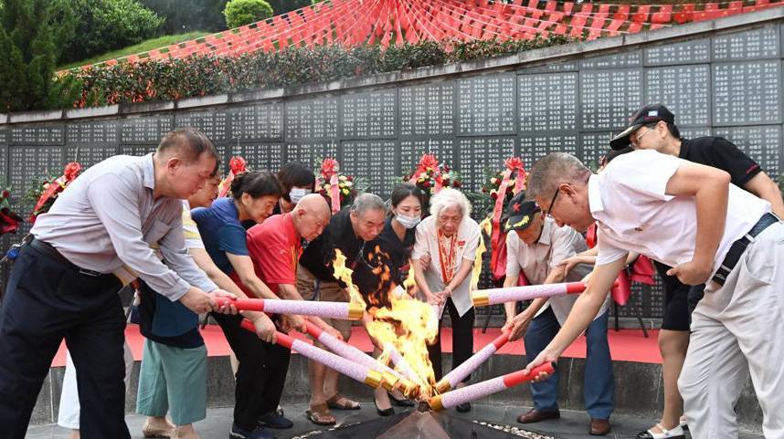 缅怀英烈 致敬英雄