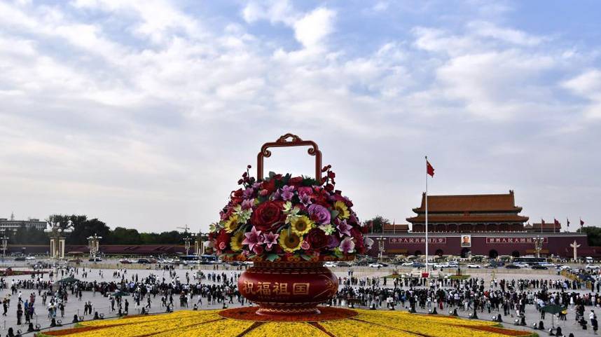 天安门广场“祝福祖国”主题花坛成热门打卡地