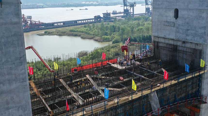 南京仙新路长江大桥北主塔下横梁开始混凝土浇筑