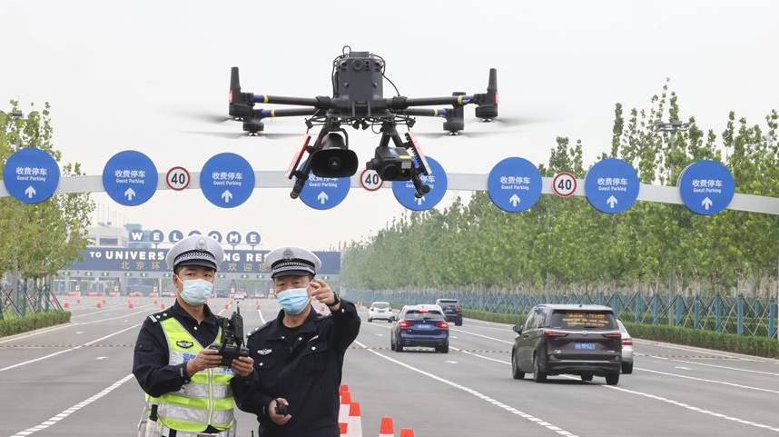 北京交警启用无人机参与交通执勤