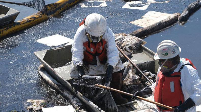美国加州南部海岸发生严重原油泄漏事故
