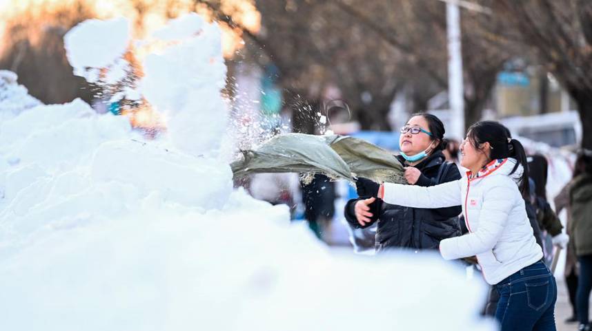 内蒙古库伦旗：清理积雪保复课