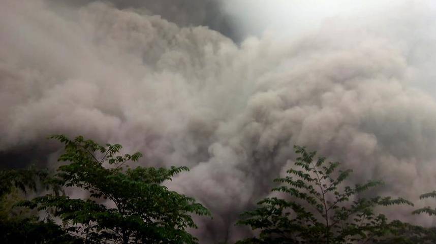 塞梅鲁火山喷发 