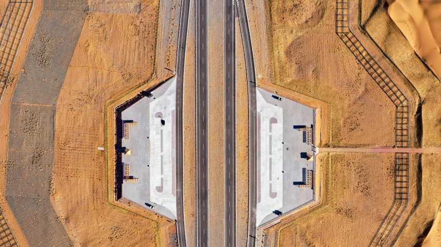 穿越腾格里沙漠的高速公路今日通车