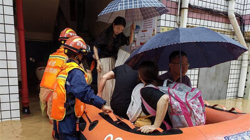 南方强降雨致超警洪水 多地提升应急响应