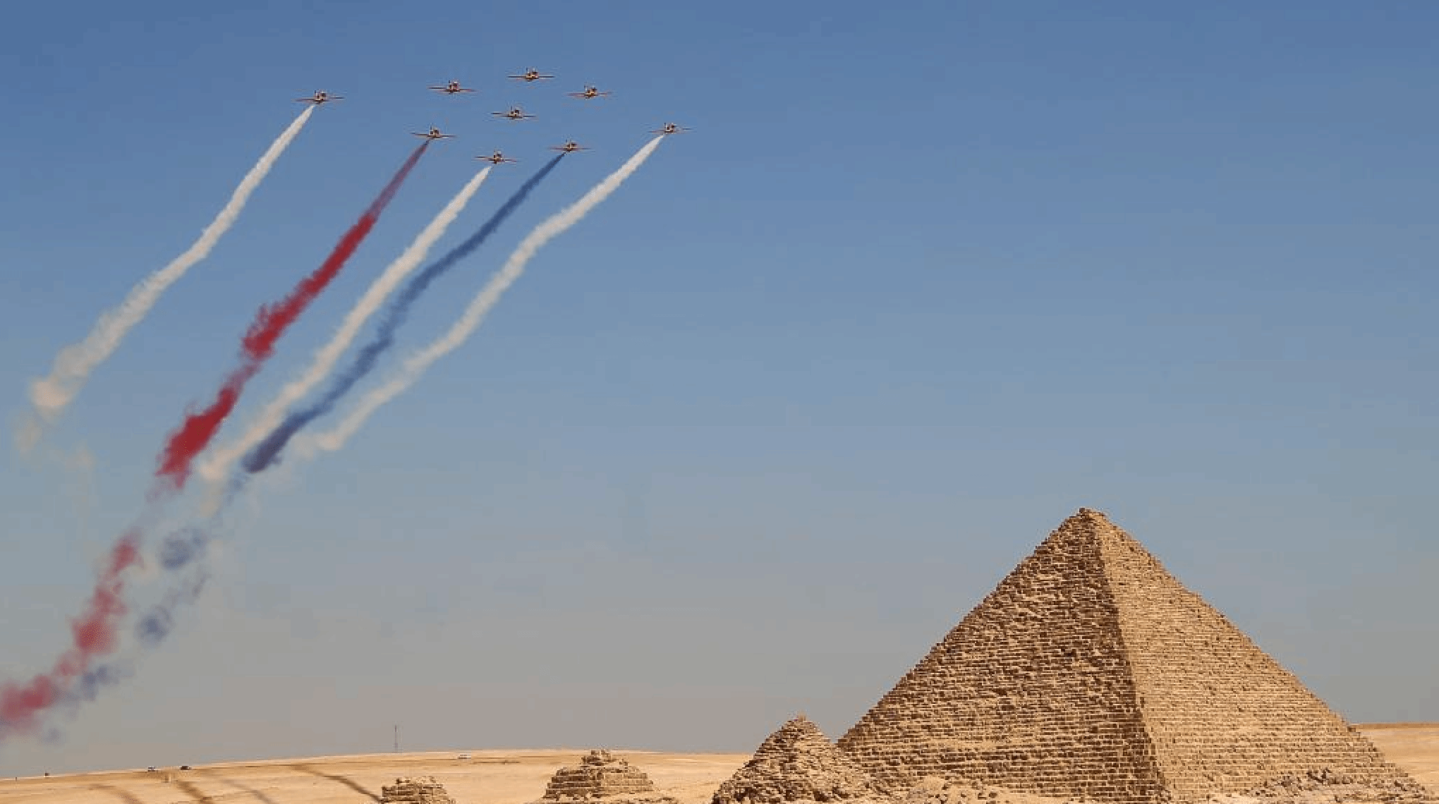 埃及举行金字塔航空表演