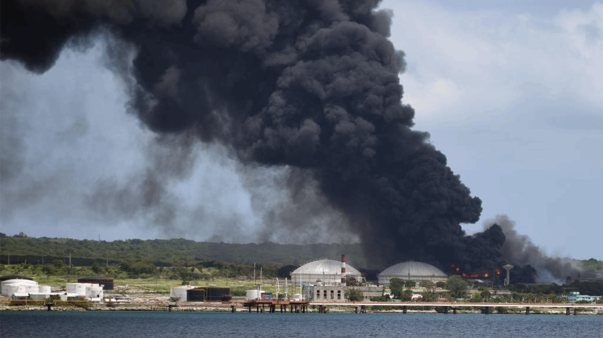 古巴一储油基地发生火灾