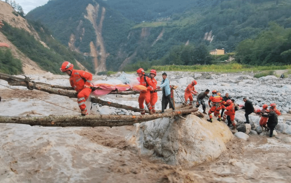 千余名部队救援力量紧急驰援四川泸定地震灾区