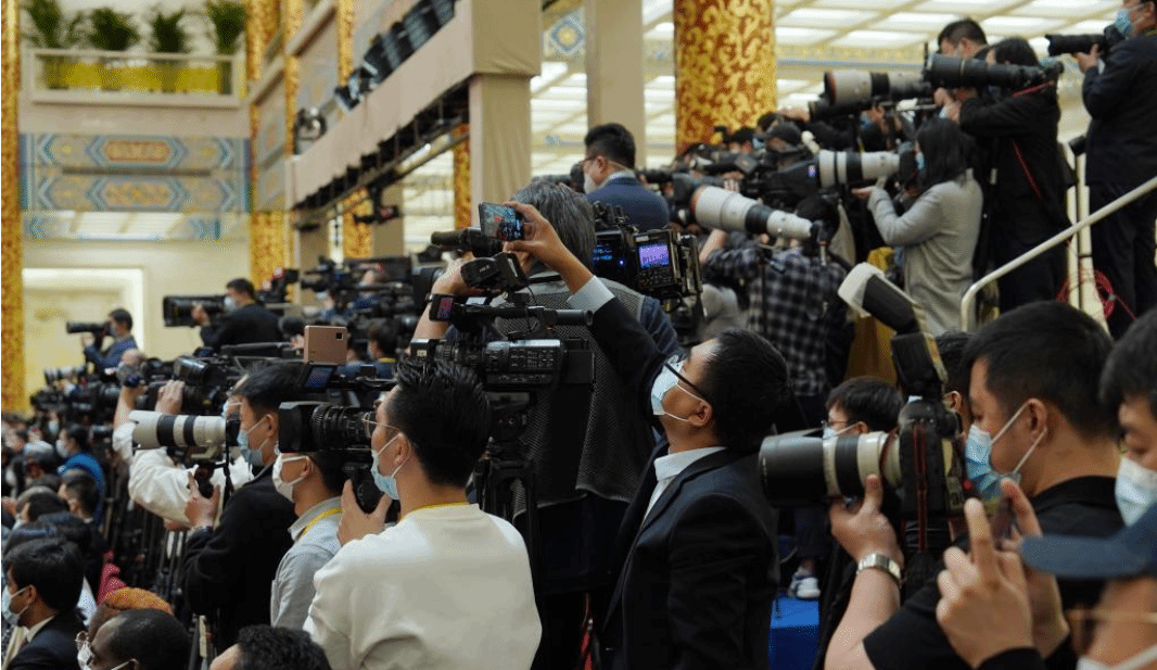 中外记者报道新一届中共中央政治局常委集体亮相