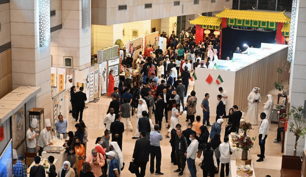 “新时代中国的非凡十年”图片展暨中国电影美食文化节在科威特举行