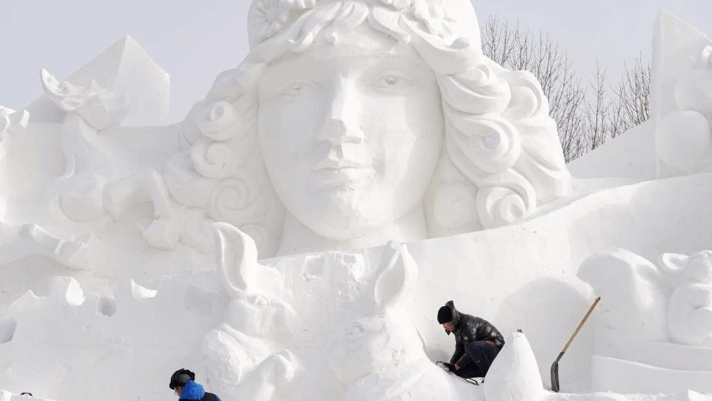 第35届太阳岛雪博会雪雕作品渐次完成雕刻