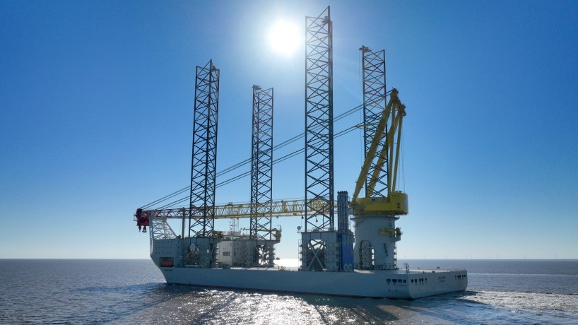 3000吨级自升式风电安装船交付启航