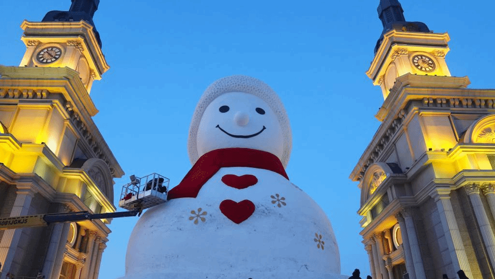 哈尔滨“超治愈”大雪人“回归”松花江畔