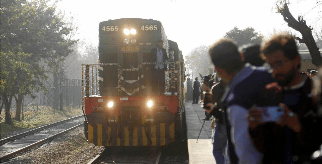 巴基斯坦将从中国进口的铁路客车投入载客运营