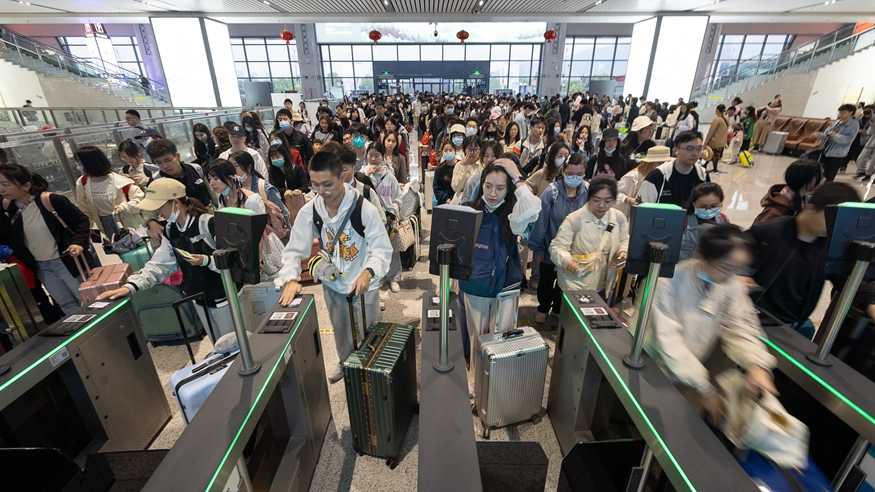 全国迎来“五一”假期出行高峰