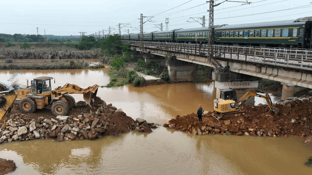 江西丰城京九线铁路桥下河堤溃口顺利合龙