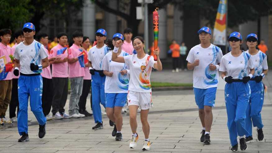 成都大运会火炬传递成都站第三日152棒火炬手接力传递