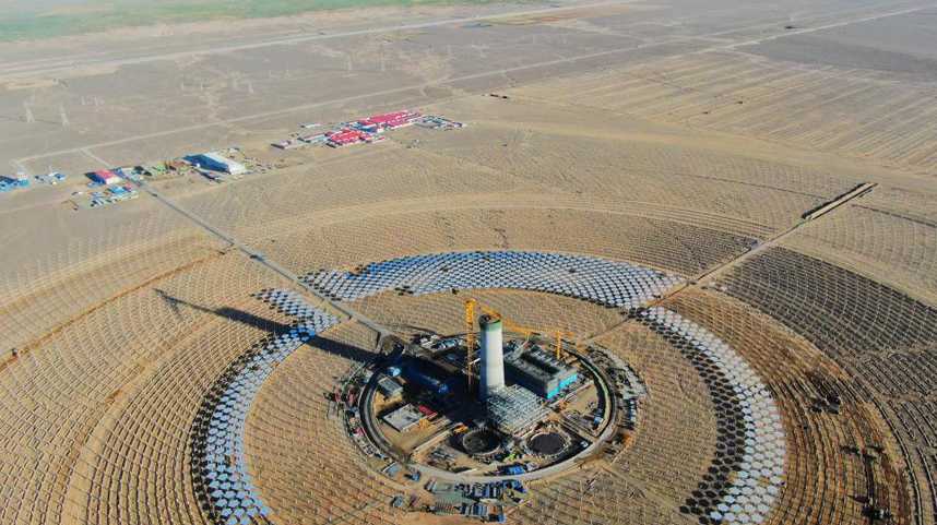 戈壁深处建起可再生能源基地