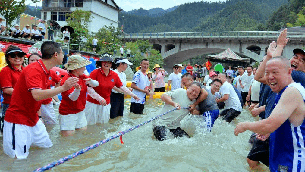 水上趣味运动会享清凉