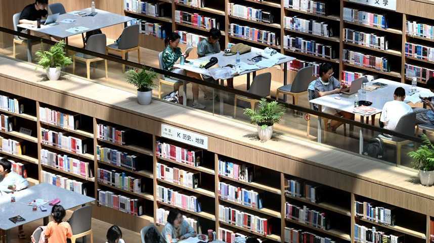 陕西西安：图书馆里人气旺