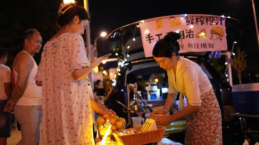 浙江绍兴：后备箱集市点亮夜经济