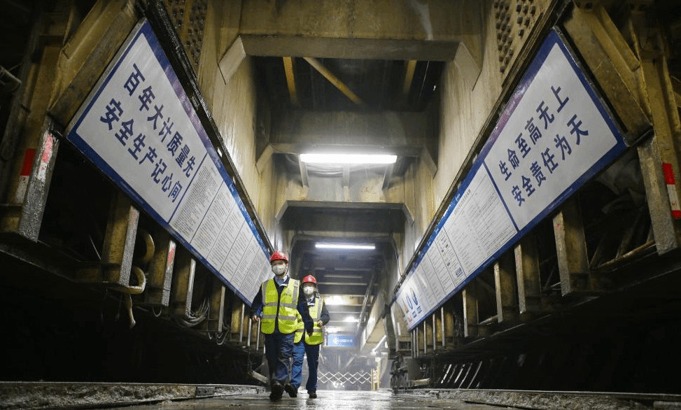 新疆乌尉天山胜利隧道出口端中导洞掘进破万米