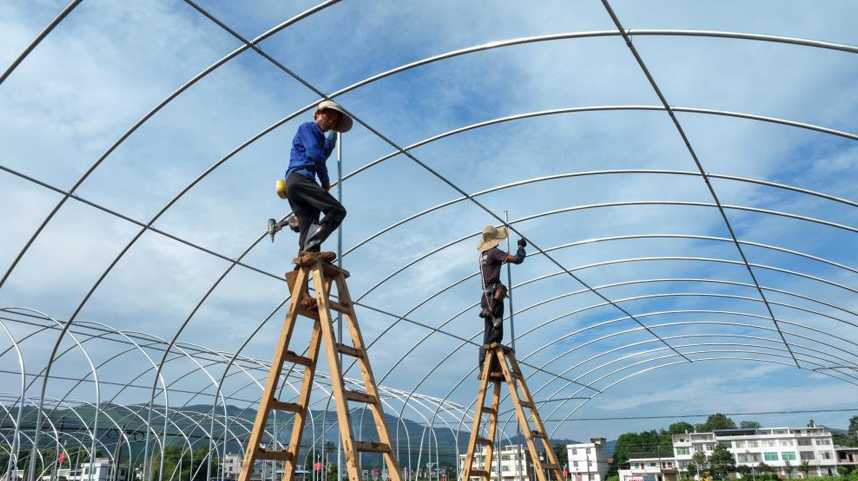 湖南常宁：智慧育苗大棚建设施工忙