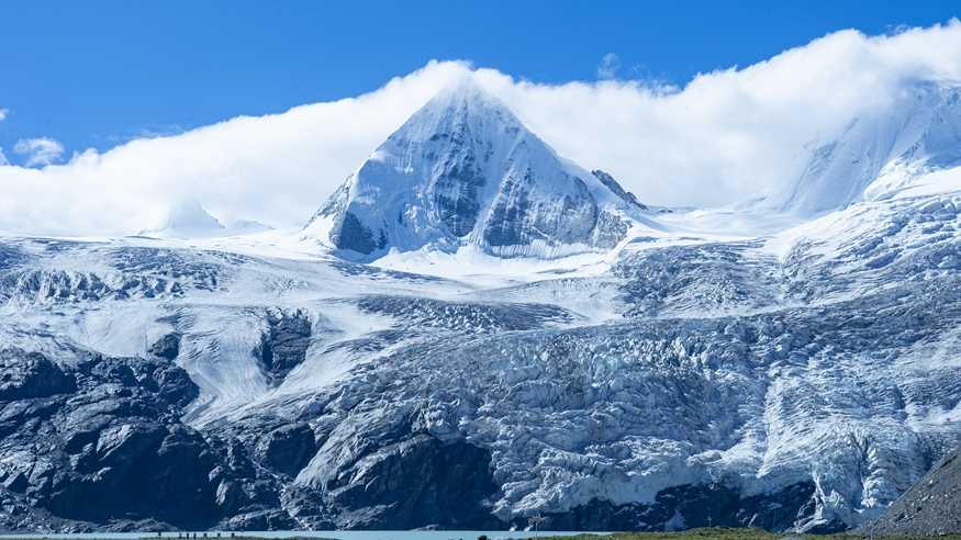 晴空下的萨普雪山