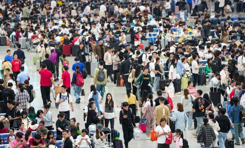 各地铁路部门迎来国庆出行高峰