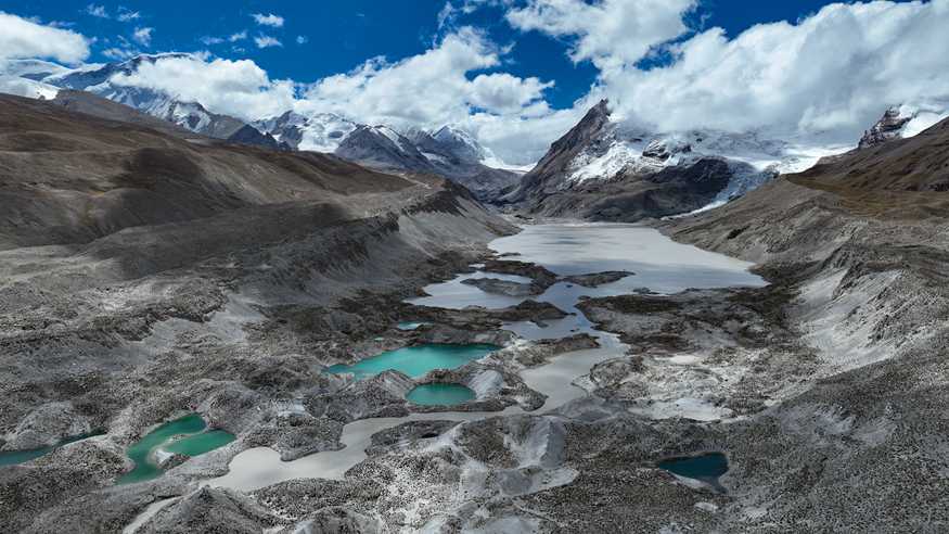我国科考人员首次对卓奥友峰区域冰前湖进行监测