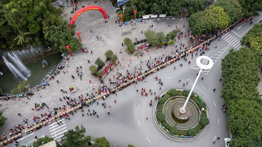 云南绿春：长街古宴迎来客