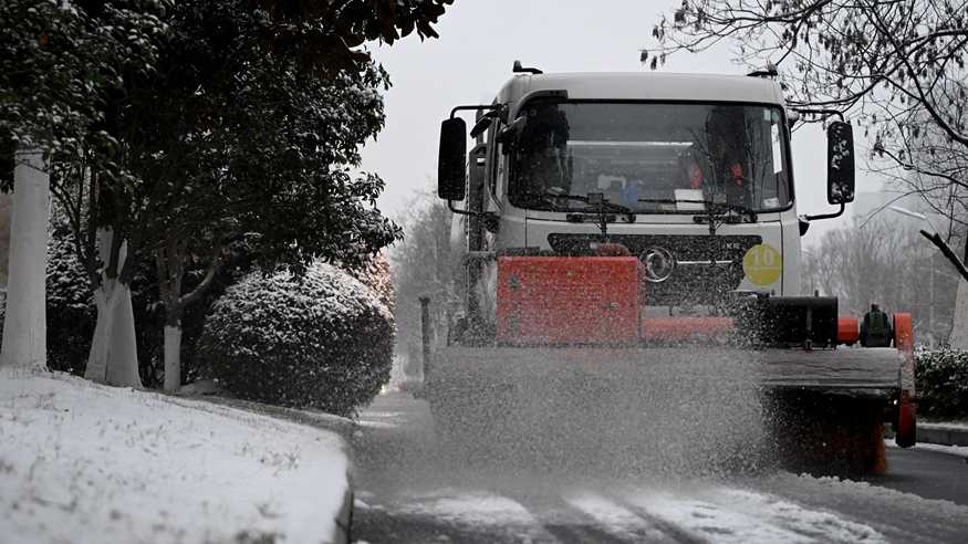 积极应对低温雨雪天气 保民生保安全