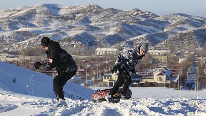 天山村雪趣