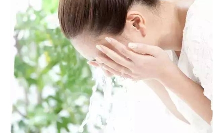 想要肌肤水嫩有光泽 这6种洗脸方式不可取