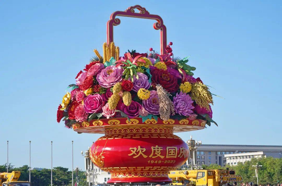 “大花篮”亮相天安门广场！快来国庆花坛都快摆好了