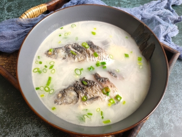 炖鲫鱼汤时牢记2窍门 汤浓如奶好喝没腥味
