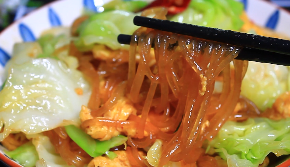 包菜炒粉条直接下锅是错的,教你小窍门,粉条不坨,入味又劲道