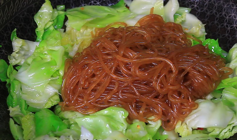 包菜炒粉条直接下锅是错的,教你小窍门,粉条不坨,入味又劲道