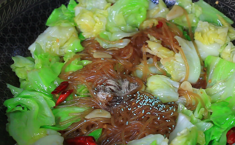 包菜炒粉条直接下锅是错的,教你小窍门,粉条不坨,入味又劲道