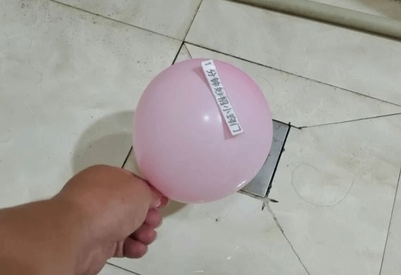 在卫生间里放一个气球 真厉害 下水道永远没臭味