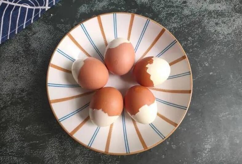 煮鸡蛋时不要用清水煮 多加两种料 蛋壳一剥就掉